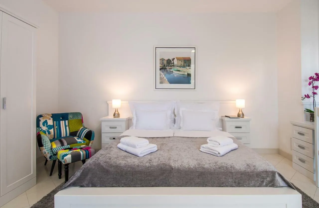 Apartment The Whitestone Split
