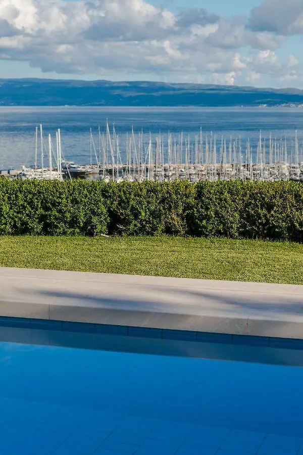 The Whitestone Split Apartment